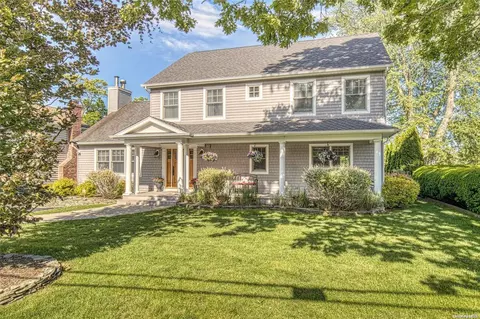 111 Hewitt Blvd, Center Moriches, NY 11934