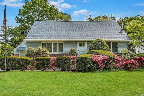 10 Kilburn Ave, Huntington Station, NY 11746