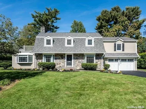127 Dogwood Ln, North Hempstead, NY 11030