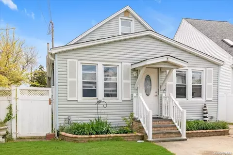 21 Shore Rd, Lindenhurst, NY 11757