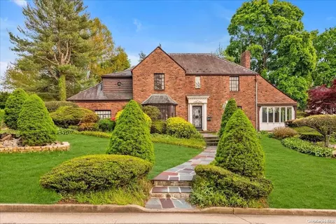 56 Old Ox Rd, North Hempstead, NY 11030