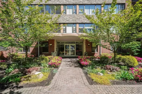 15 Hill Park Ave #2H, North Hempstead, NY 11021
