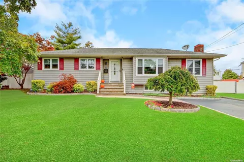 212 29th St, Lindenhurst, NY 11757