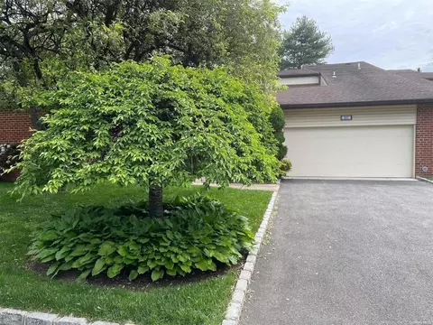 227 Ibis Ct #227, North Hempstead, NY 11030