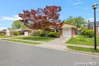 837 Dean Dr, Baldwin, NY 11510