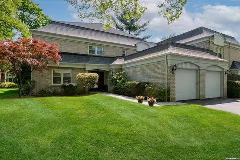 46 Fairway Dr #46, North Hempstead, NY 11030