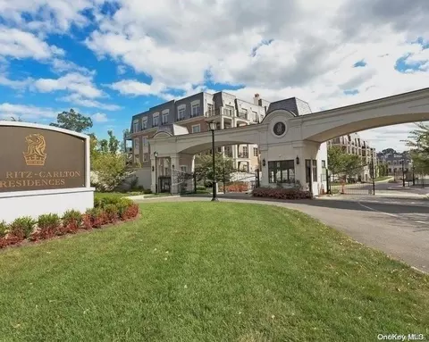 1000 Royal Ct #1011, North Hempstead, NY 11040