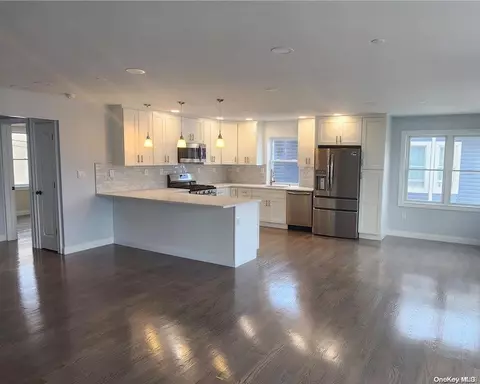 93 E Fulton St, Long Beach, NY 11561