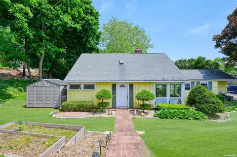 25 Lynn Rd, North Hempstead, NY 11050