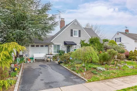 15 Glazer Ln, Levittown, NY 11756