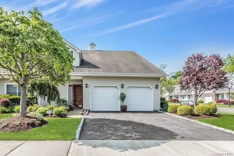 193 Pond View Dr #193, North Hempstead, NY 11050