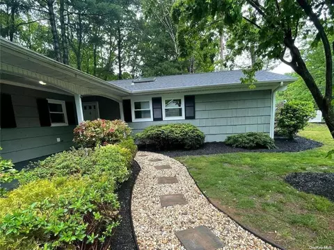 24 Sheppard Ln, Stony Brook, NY 11790