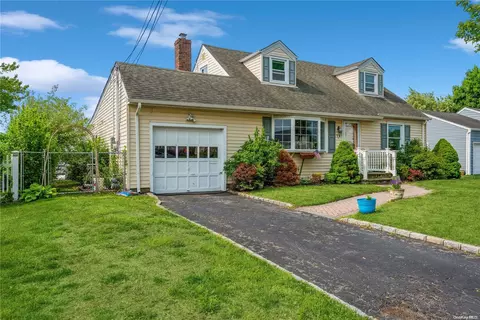 72 Purdy Ln, Amityville, NY 11701