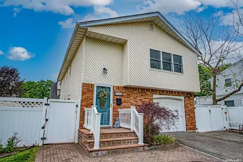 545 Lincoln Ave, Lindenhurst, NY 11757