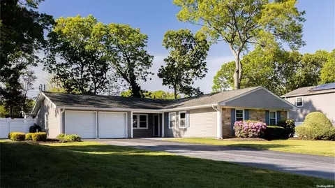 24 Whitfield Ln, Coram, NY 11727