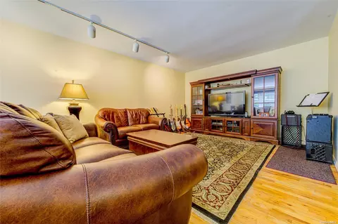 32 Pearsall Ave #2F, Glen Cove, NY 11542
