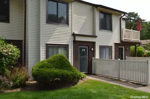 370 Clubhouse Ct #370, Coram, NY 11727