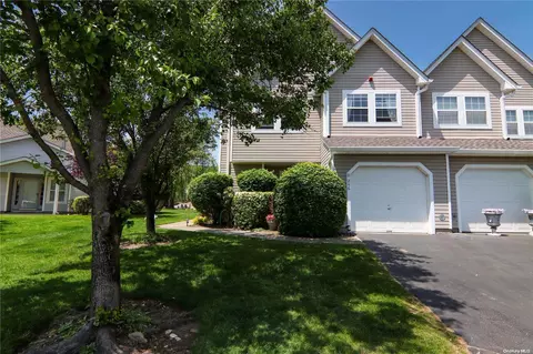 246 Erin Ln #-, Setauket, NY 11733