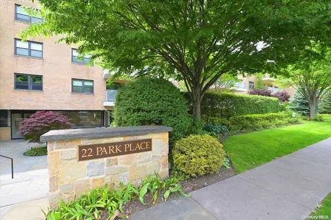 22 Park Pl #3 S, North Hempstead, NY 11021