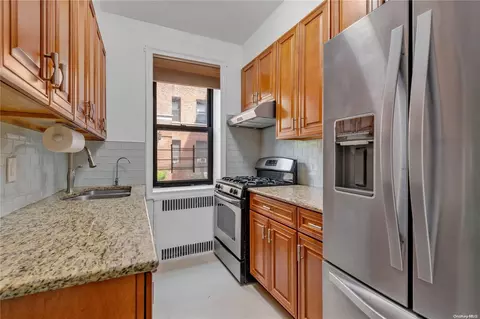 21 Barstow St #1G, North Hempstead, NY 11021