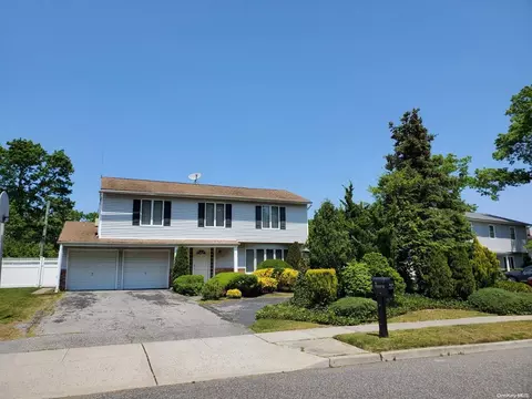 9 Sandra Dr, Hauppauge, NY 11788