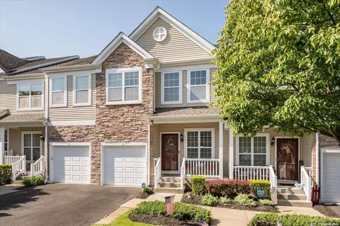 102 Paget Ln #102, Massapequa, NY 11758