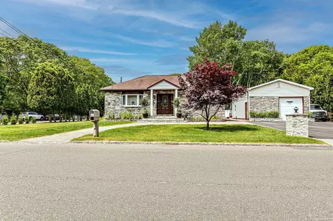 162 N Titmus Dr, Mastic, NY 11950