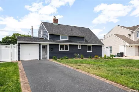 27 Dock Ln, Wantagh, NY 11793