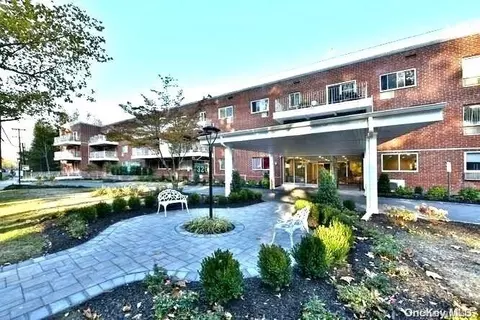 320 E Shore Rd #20A, North Hempstead, NY 11023