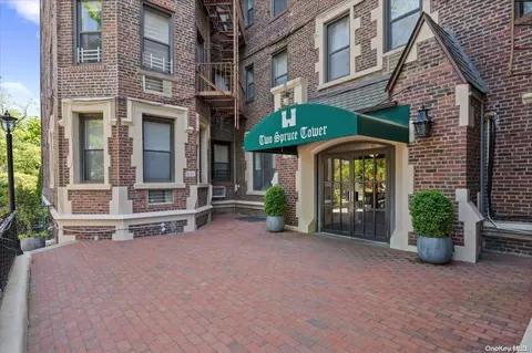 2 Spruce St #3-E, North Hempstead, NY 11021