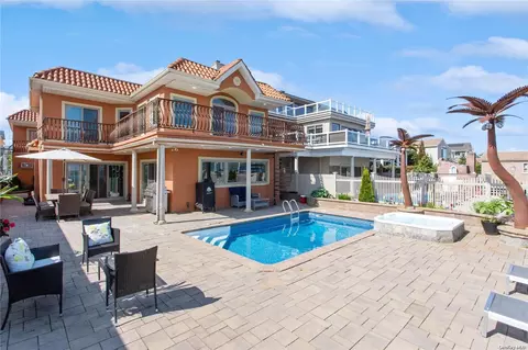943 W Park Ave, Long Beach, NY 11561
