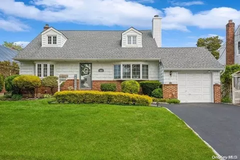 424 White Rd, North Hempstead, NY 11501