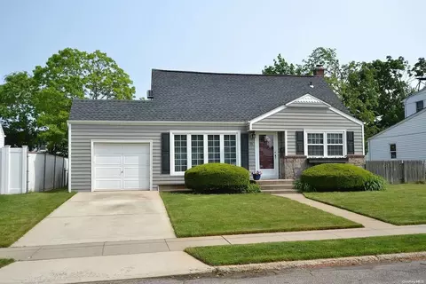 21 Edward St, Bethpage, NY 11714