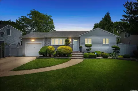 9 Cedar St, Hicksville, NY 11801