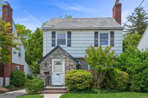 36 N Oceanside Rd, Rockville Centre, NY 11570