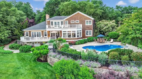 40 Overlook Dr, Aquebogue, NY 11931