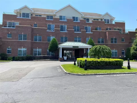 1 Portico Ct #204, North Hempstead, NY 11021