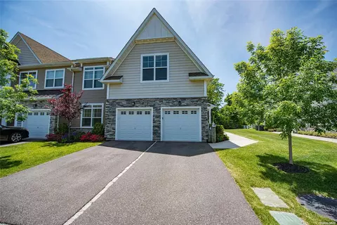 64 Meadowbrook Ln #64, Smithtown, NY 11787