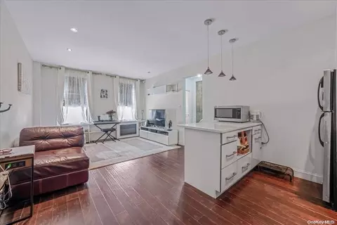 2 Spruce St #3H, North Hempstead, NY 11021