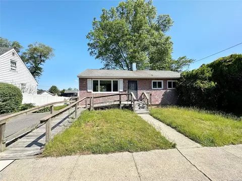 9 Donahue St, Glen Cove, NY 11542