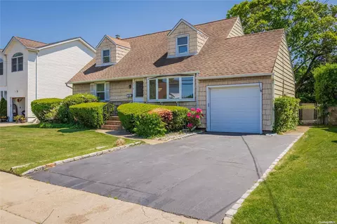 3818 Franklin Ave, Seaford, NY 11783