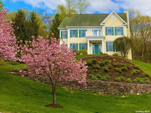 1 Arrowcrest Dr, Cortlandt, NY 10520