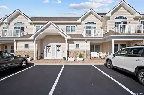 106 Captains Way #106, Copiague, NY 11726
