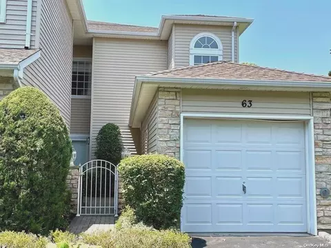 63 Windwatch Dr #50B, Hauppauge, NY 11788