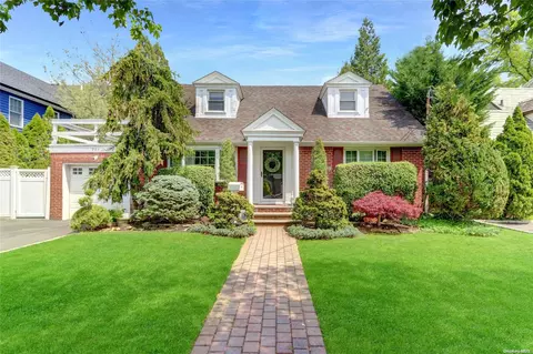 384 Wellington Rd, Garden City South, NY 11530
