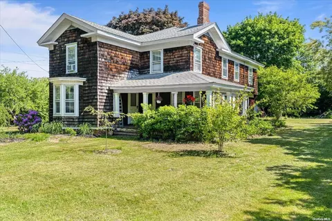 3200 Peconic Ln, Peconic, NY 11958