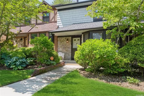 7 Village Ln #7, Woodbury, NY 11797