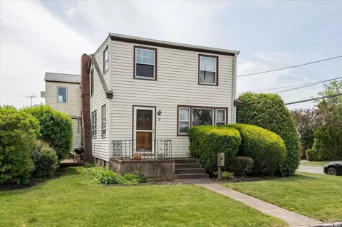 1 Willow Ave, Hicksville, NY 11801