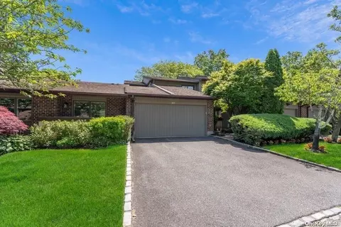 60 Estate Dr #60, Jericho, NY 11753