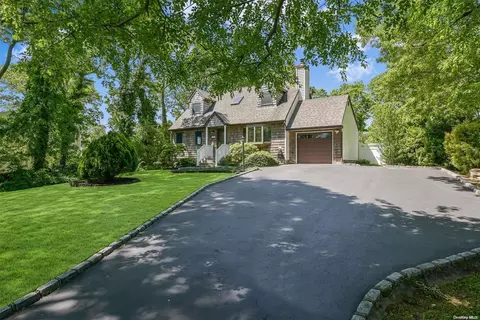 215 W End Ave, Shirley, NY 11967